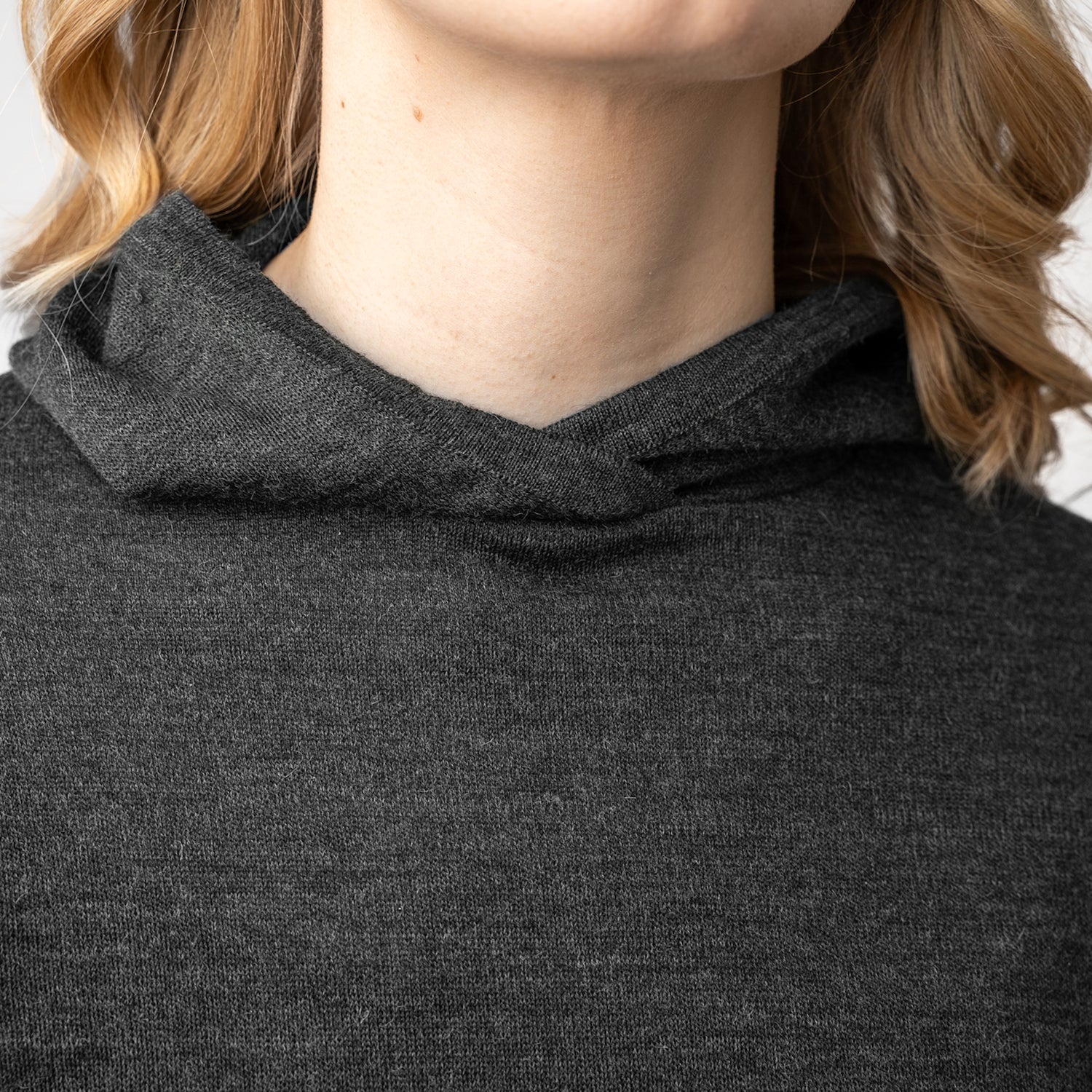 Vaeltaja100 alpacawool hoodie womans neck