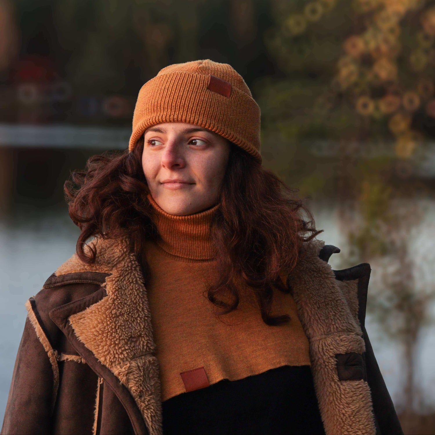 mehta_alpakanvilla_kauluri_naisella