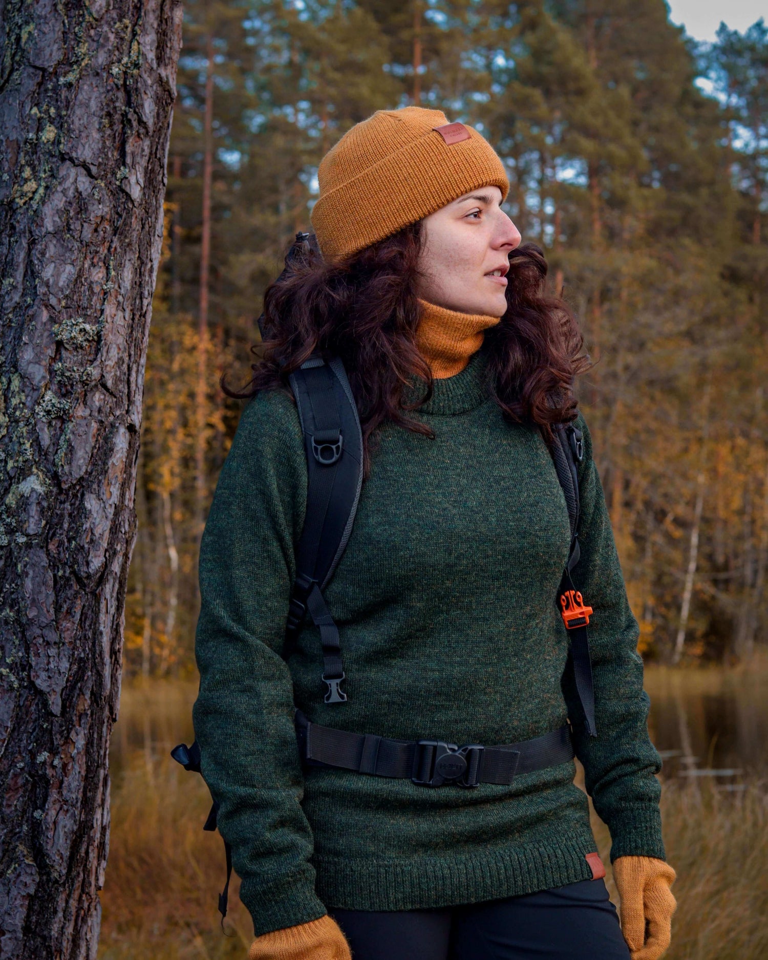 viima_alpakanvilla_pipo_naisella_taustalla_metsä