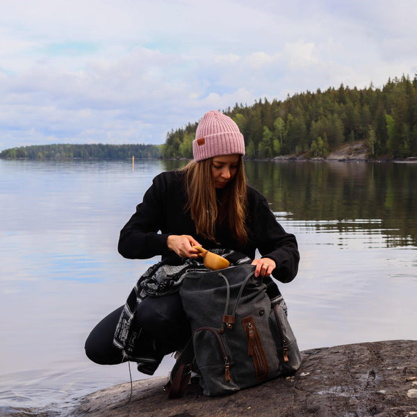 nainen kalliolla skutsi ja daifa päällä