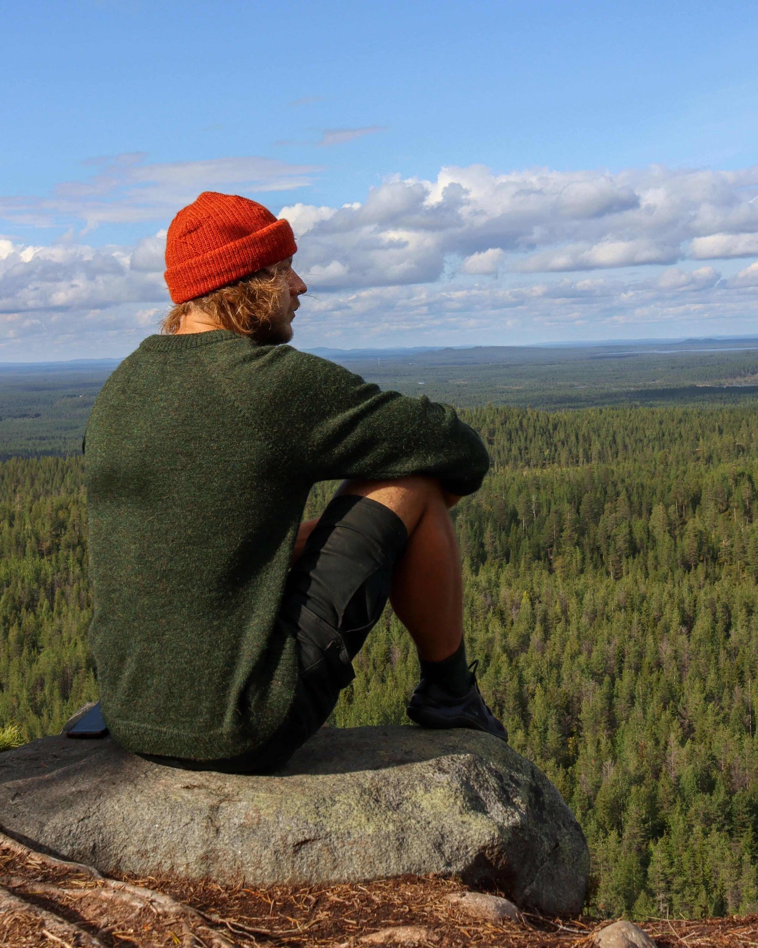 hurma_alpakanvilla_crew_neck_villapaita_metsanvihrea_miehellä
