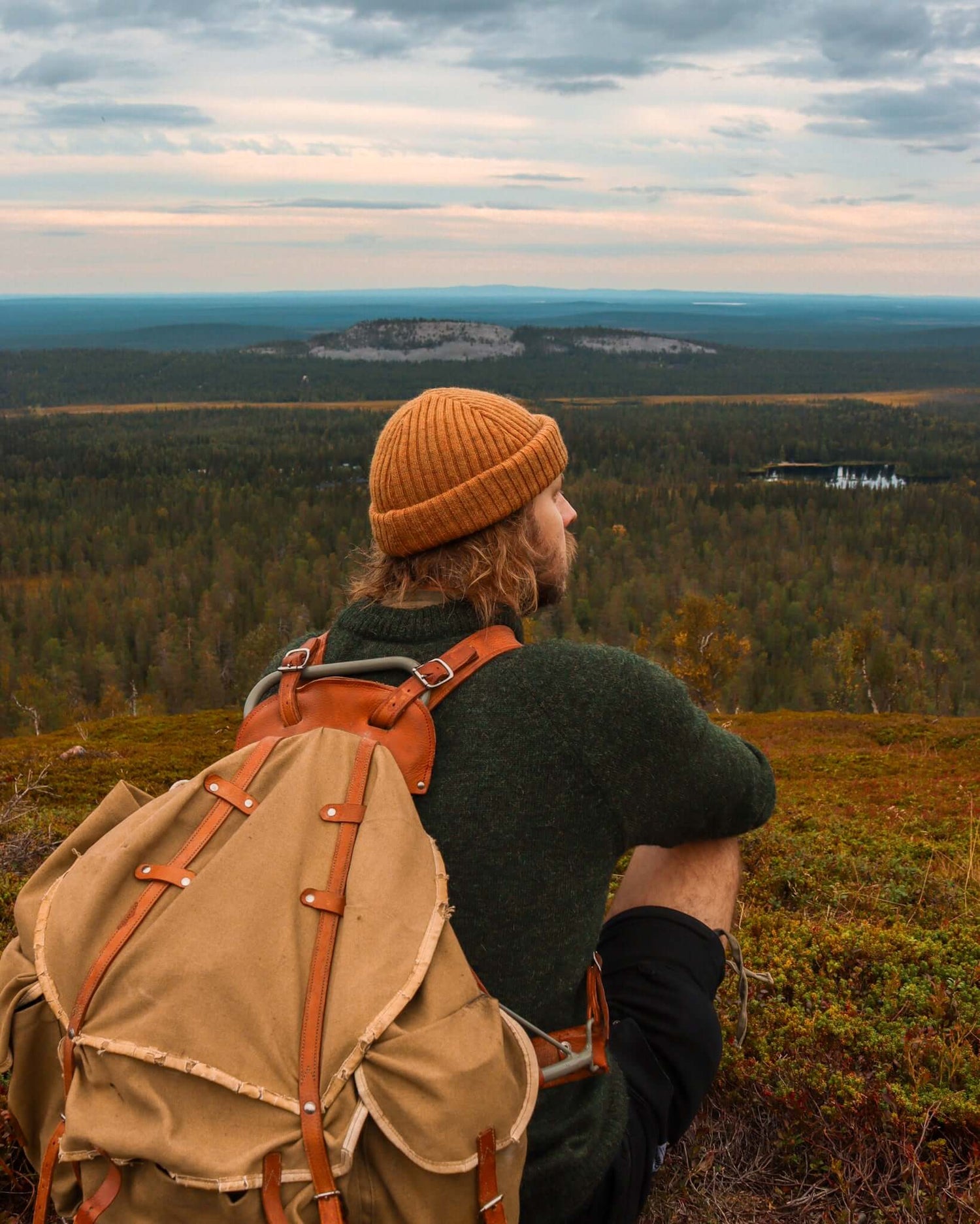 skutsi_alpakanvilla_pipo_mies_malli_metsä_taustalla